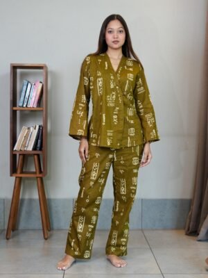 Alternative view of Women's Ethnic Printed Co-Ord Set with V-Neck Top & Straight-Fit Pants