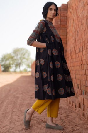 Amra Side Pleat Kurta - Black - Image 3