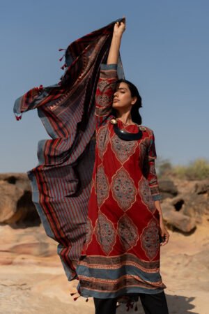 Alternative view of Set of 3 - Kurta, Dupatta & Pants - Swa 01