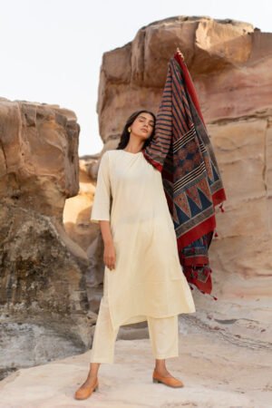 Alternative view of Set of 3 - Kurta, Dupatta & Pants - Swa 07