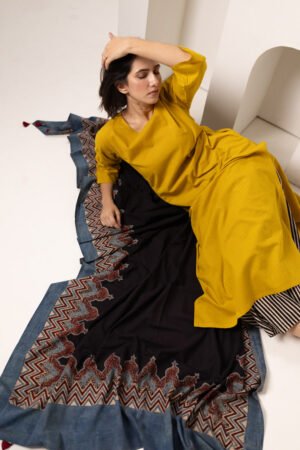 Alternative view of Set of 3 - Kurta, Dupatta & Culotte - Earthy Echoes 04