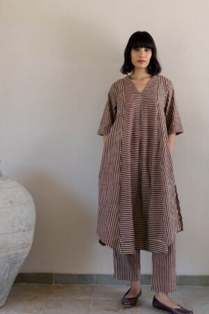 V Neck Panelled Kurta Set of 3 - Maroon meadow - Image 3