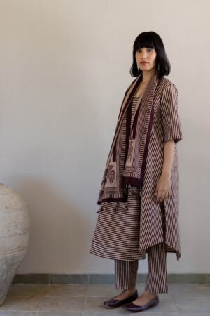 V Neck Panelled Kurta Set of 3 - Maroon meadow - Image 6