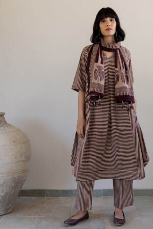 V Neck Panelled Kurta Set of 3 - Maroon meadow - Image 4