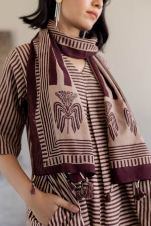 V Neck Panelled Kurta Set of 3 - Maroon meadow - Image 7