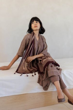 V Neck Panelled Kurta Set of 3 - Maroon meadow - Image 2