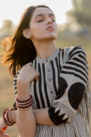 Alternative view of Side Pleat Kurta - Neer