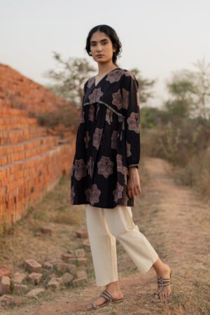Yara Tunic - Black - Image 5