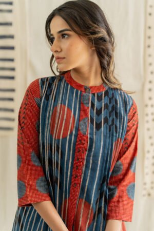 Alternative view of Pintuck Kurta - Playful Geometry Indigo