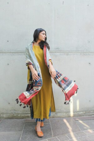 Alternative view of Set of 3 - Kurta, Culotte & Dupatta 01
